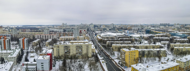 俯瞰大城市里的房屋和道路。冬天的风景。明斯克市中心的居民区被大雪覆盖。图片下载