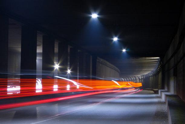 有光迹的黑暗隧道。黑暗隧道的运动模糊图像。图片下载