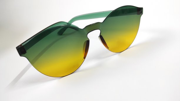 女性时尚平面太阳镜在白色的背景图片下载