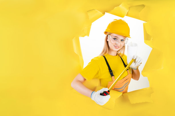 建筑工程师拿着卷尺量尺寸。图片下载