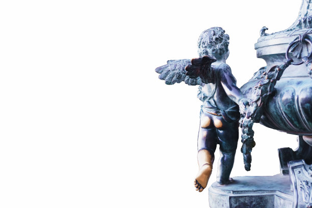 丘比特雕像由金属制成，白色背景，孤立。图片下载