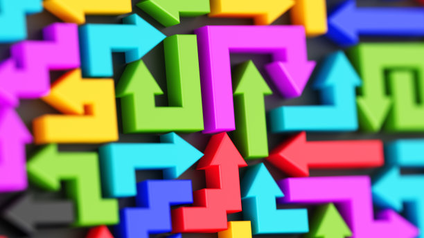 五颜六色的箭头。抽象的三维演示不同的商业策略。头脑风暴的概念。图片下载