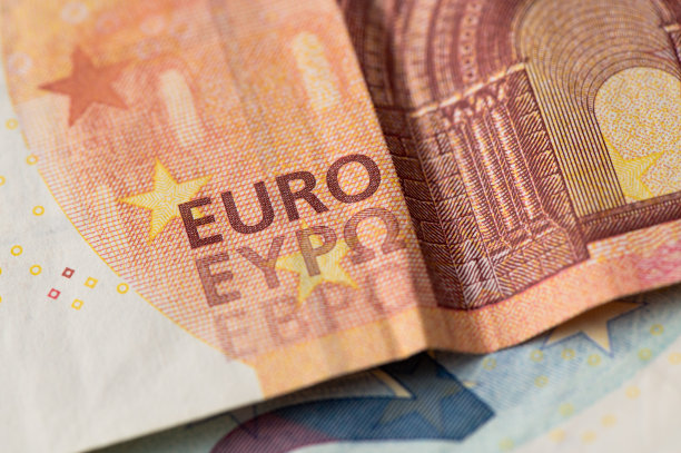 欧元纸币。桌上摆满了钞票图片下载