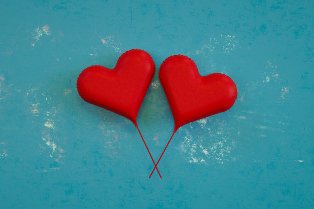 情人节红色的心气球在蓝色的背景图片下载