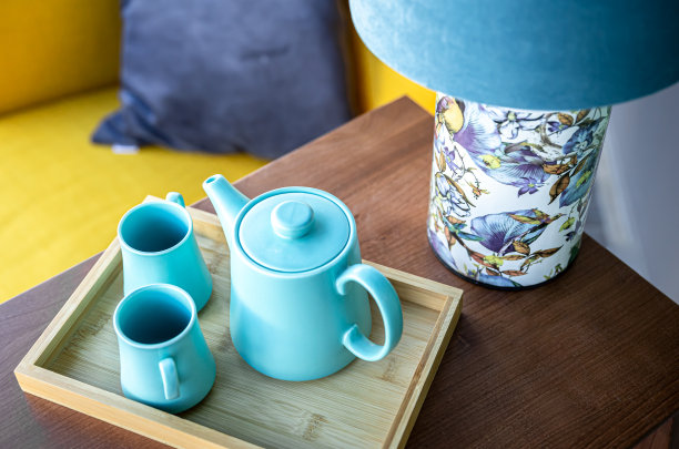 茶壶和两个蓝色杯子在桌子上，俯视图。图片下载