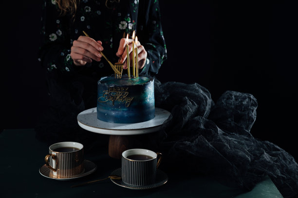 一名妇女切了一个甜的生日蛋糕当食物图片下载