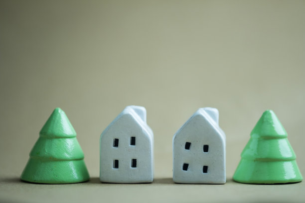 两个陶瓷小房子和两棵圣诞树图片下载