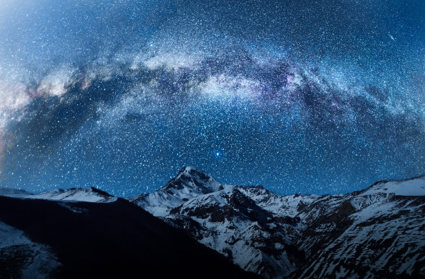 高高的雪山，明亮的银河。图片下载