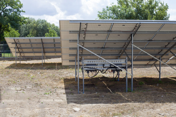 微型太阳能发电厂的太阳能电池板。图片下载