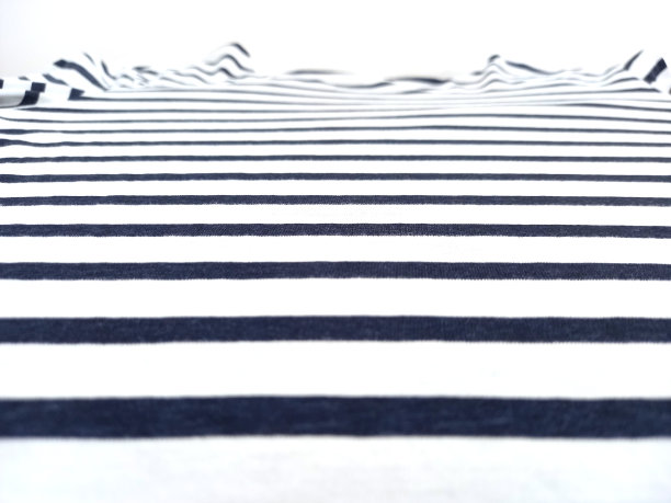 蓝色和白色条纹棉t恤的透视视图。水平条纹棉纹理透视视图。图片下载