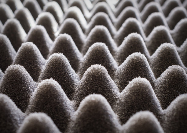 轻打在黑色鸡蛋箱泡沫。关闭视图。图片下载