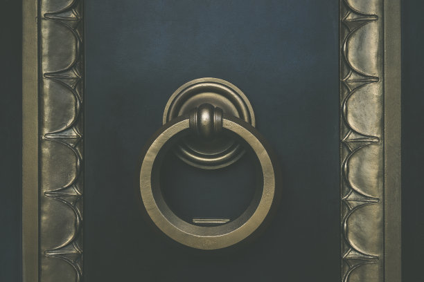 复古的圆形和优雅的金色门环或门把手图片下载