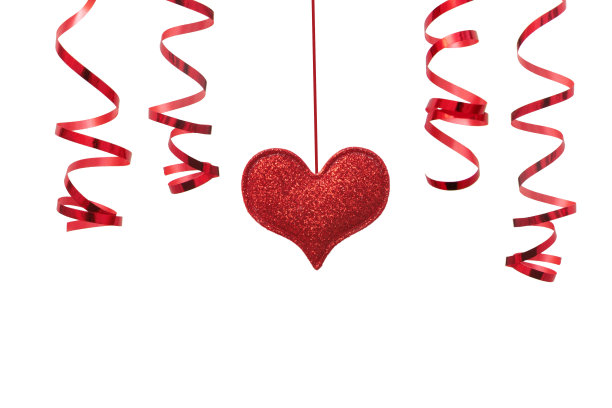 红色闪耀的心和闪亮的螺旋孤立在白色上。情人节的装饰品图片下载