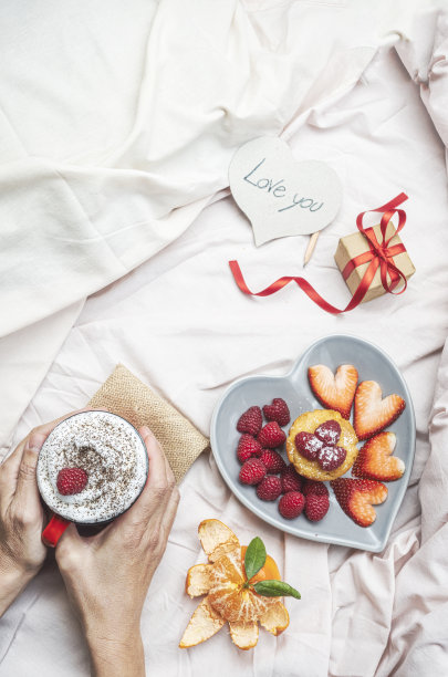 早餐在床上。图片下载