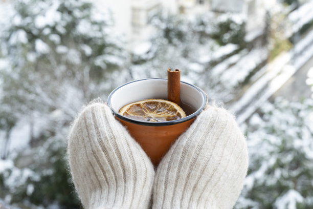 一边喝冬日茶一边赏雪图片下载