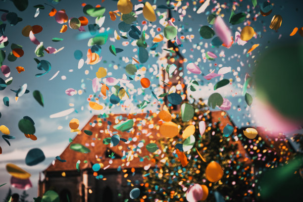 城市空中庆祝的五彩纸屑背景图片下载