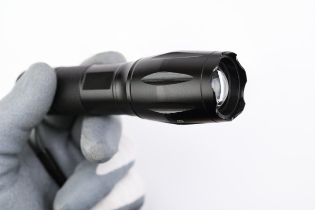手拿黑色手电筒孤立在白色背景上图片下载