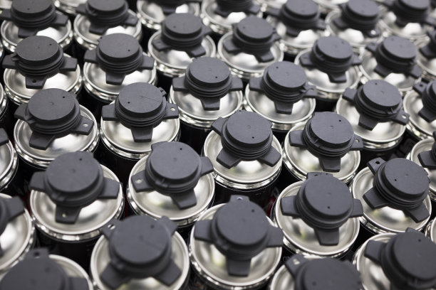 收集金属罐，高角度观看。图片下载