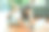 女孩躺在枕头上看电影，听音乐从笔记本电脑上的互联网。图片下载