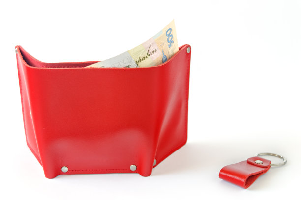 皮革亮红色钱包与钱在一个白色的背景。水平放置。隔离。。乌克兰乌克兰夫纳图片下载