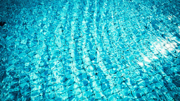 清晰的水面。蓝色波浪纹理，池水背景。摘要夏季海型。图片下载