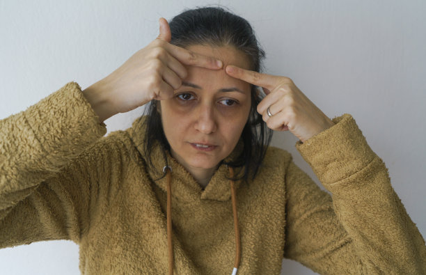 满脸痘痘的女孩图片下载