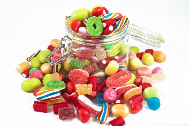 不同颜色的糖果被隔离在白色的背景中图片下载