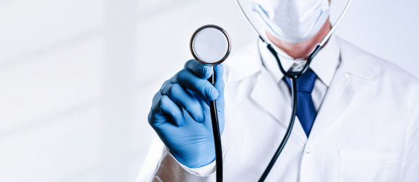 听诊器医生医学背景。快乐的护士穿着医院制服，戴着蓝色手套，手持听诊器隔离在白色上。医疗服务与健康理念。图片下载