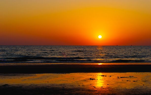 29、海和太阳都在落山，太阳是美丽在幸福的瞬间。图片下载