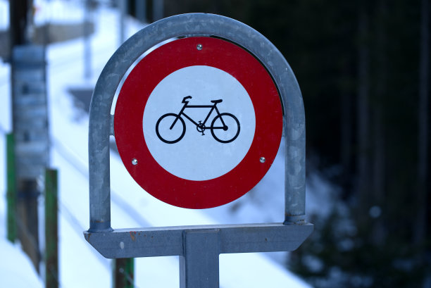 交通标志:在阳光明媚的冬日，山村附近的小路上禁止自行车通行Mürren。图片下载