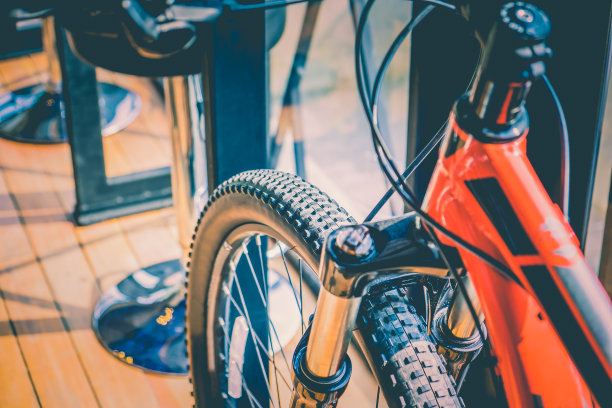 日落时分骑山地车在小径上图片下载