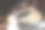 桌上的木板上放着新鲜的热咖啡和咖啡豆，合上图片下载