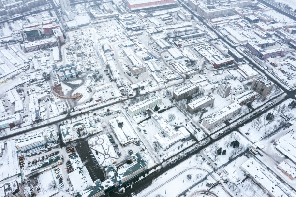 在多雾的冬日，有仓库和制造厂房的大型工业区。航拍照片。图片下载