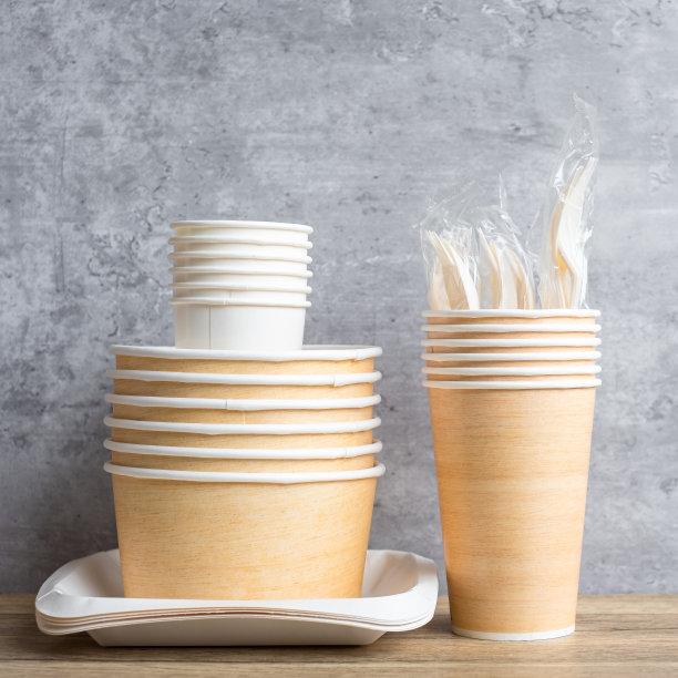 餐桌背景上的环保食品包装。自然容器:杯子、盘子、勺子和叉子。零废物，污染，地球日，免费塑料，世界环境日的概念图片下载