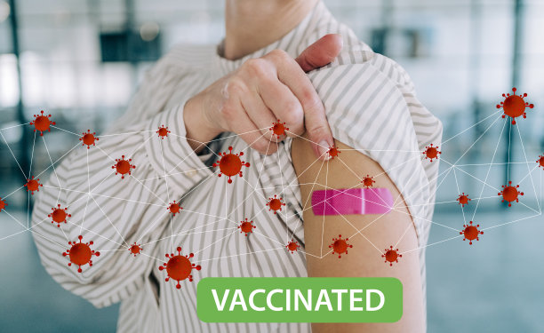 接种疫苗后露出肩膀的女人。图片下载