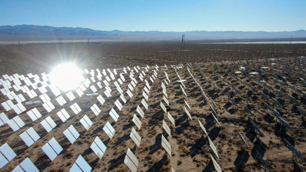 加州一个大型太阳能农场的鸟瞰图图片下载