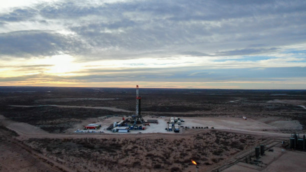 太阳在新墨西哥州升起，无人机拍摄的石油或天然气钻井平台图片下载