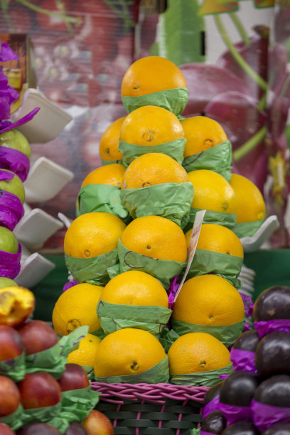 市场摊位上成堆的橙子图片下载