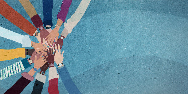 一群不同种族的人手和胳膊围成一圈。不同文化背景的人。合作、信任、帮助、支持。多样性的人，社区，同事之间的一致性图片下载