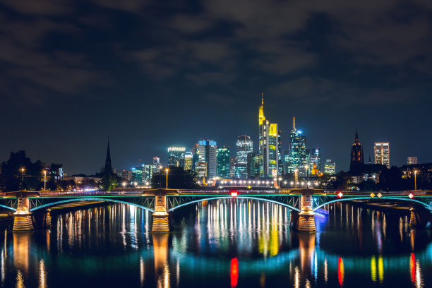 照亮法兰克福，德国夜景图片下载