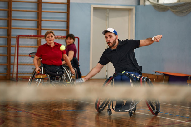 坐轮椅的人在球场上打网球。轮椅网球图片下载