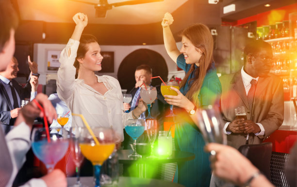 两个女孩在谈论公司聚会图片下载