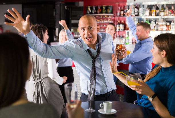 醉汉在聚会上玩得很开心图片下载