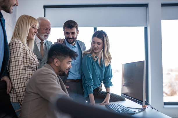 高兴的聪明女人展示她的展示图片下载