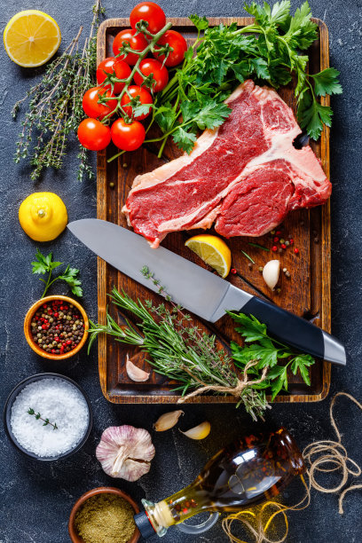上等牛排配香草，香料，柠檬图片下载
