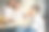 男孩戴着耳机，打开书本，在笔记本电脑前学习图片下载