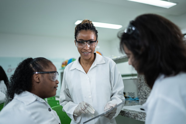 老师在课堂上与学生交谈，包括残疾人图片下载