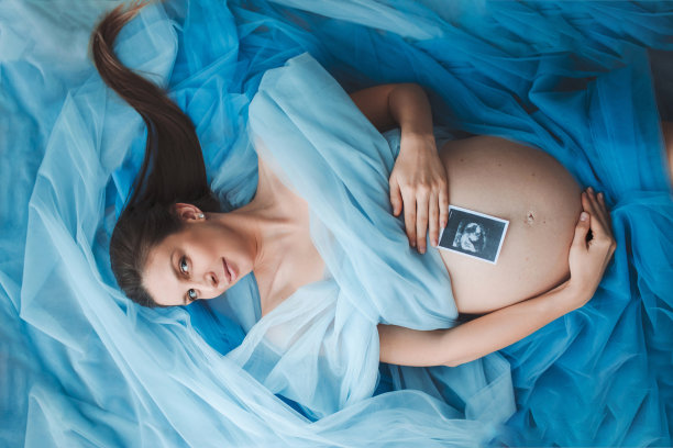 时尚孕妇手持婴儿扫描照片图片下载