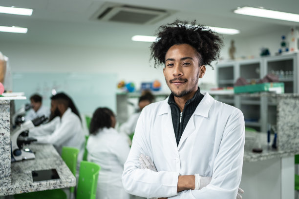 一个学生在实验室里的画像图片下载