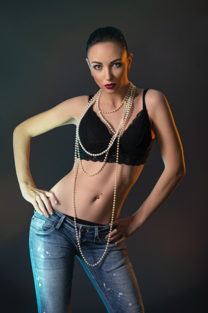 黑色背景上的黑色连衣裙时尚女孩图片下载